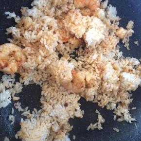 加入米饭翻炒。