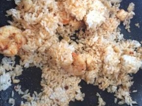 加入米饭翻炒。