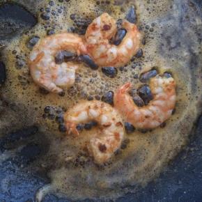 捞出虾头，放入虾仁翻炒。