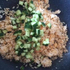 放入黄瓜粒翻炒。