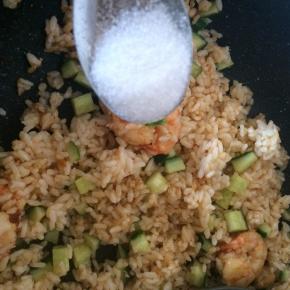 出锅前撒少许盐调味。