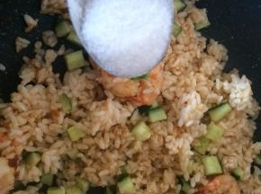 出锅前撒少许盐调味。