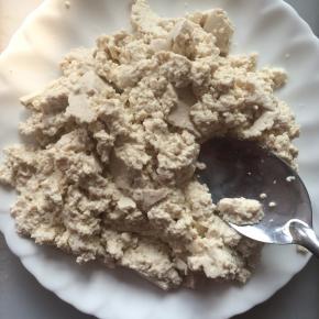 豆腐用勺子碾碎。