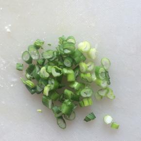小葱切碎。