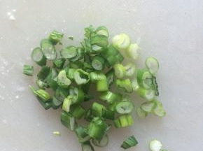 小葱切碎。