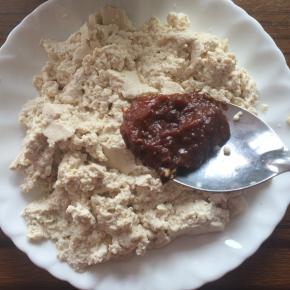 豆腐中加入豆瓣酱，香油、搅拌均匀。