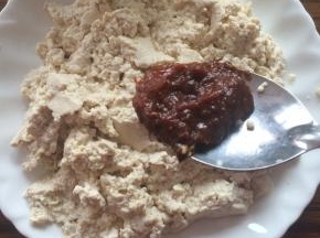 豆腐中加入豆瓣酱，香油、搅拌均匀。