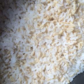 取一份燕麦香米，两份大米。
淘洗干净，加上适量水，放入电饭煲中蒸熟。