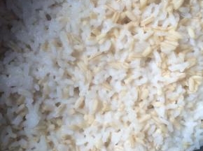 取一份燕麦香米，两份大米。
淘洗干净，加上适量水，放入电饭煲中蒸熟。