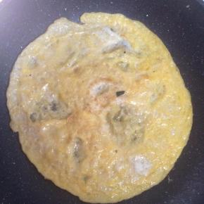 鸡蛋打散，平底锅中煎熟成饼状。