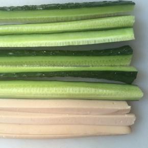 黄瓜洗干净切长条，香肠切长条备用。