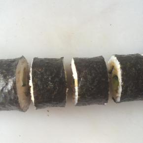 用刀切成宽度2cm左右的小段。