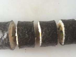 用刀切成宽度2cm左右的小段。