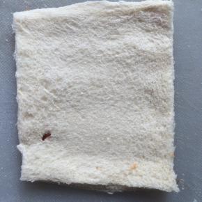 切去四边，用擀面杖擀压一下，以免卷的时候裂开。