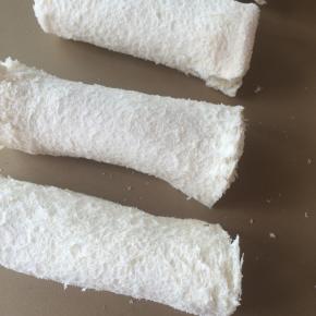 将面包片卷成卷。