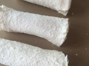 将面包片卷成卷。