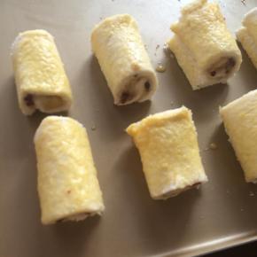 刷一层鸡蛋液，表面再撒适量椰蓉。