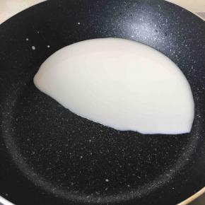 锅中放40毫升牛奶