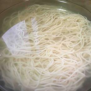 八成熟捞出放冷开水中浸泡