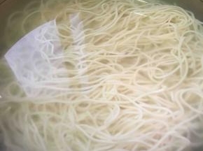 八成熟捞出放冷开水中浸泡