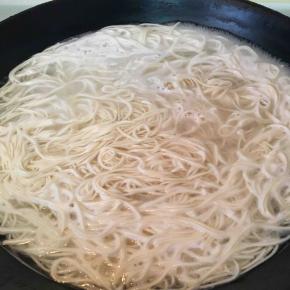 大火煮沸面条