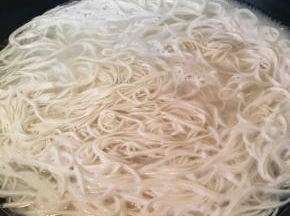 大火煮沸面条