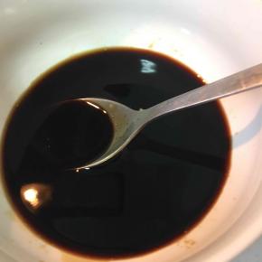 把生抽、老抽、料酒、糖放碗里调好