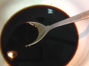 把生抽、老抽、料酒、糖放碗里调好