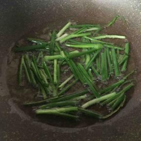 葱叶放油中爆香