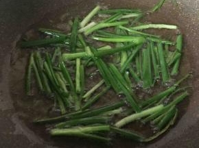 葱叶放油中爆香