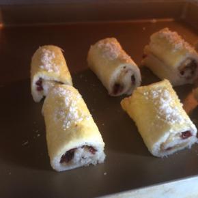 烤箱预热，180度10分钟左右，上色好看即可。