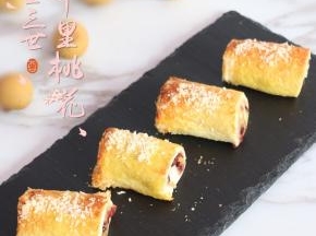 吐司的香酥、香蕉的香甜，加上酸甜的蔓越莓果干，味道真的很不错哦。