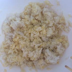 加入米饭，搅拌均匀。