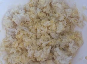 加入米饭，搅拌均匀。