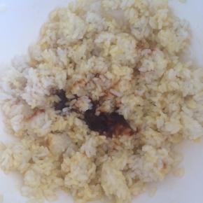 加入蚝油，少许盐，搅拌均匀。