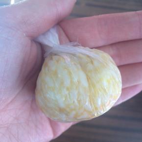 提起保鲜膜的四角攥紧一拧，即可成一个饭团。