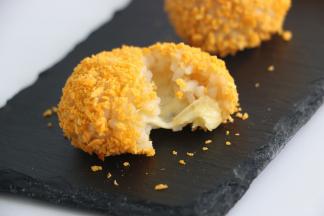 好吃的芝心饭团就烤好了。