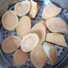 红薯去皮，切小块，上锅蒸熟。