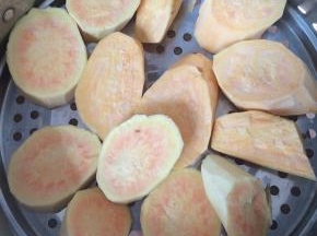 红薯去皮，切小块，上锅蒸熟。