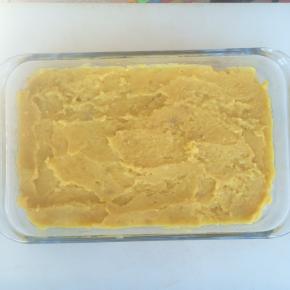 将红薯泥均匀的铺在烤盘底部。