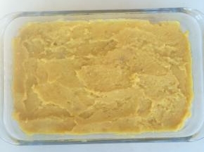 将红薯泥均匀的铺在烤盘底部。
