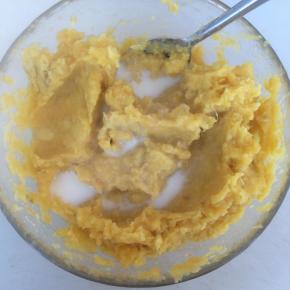 趁热将蒸好的红薯碾压成泥。
加入黄油、牛奶、糖，搅拌均匀。