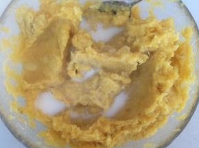 趁热将蒸好的红薯碾压成泥。
加入黄油、牛奶、糖，搅拌均匀。
