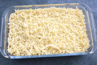 红薯泥表面撒一层奶酪。