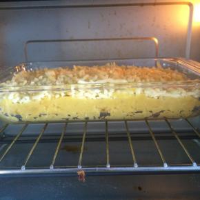 烤箱预热，200度15分钟（具体温度视自家烤箱情况而定），奶酪表面上色满意即可。