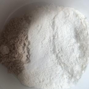 面粉、杂粮粉、少许盐，混合在一起。