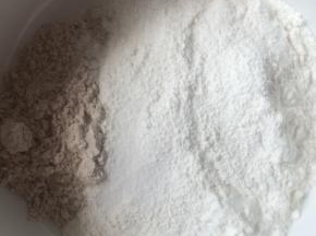 面粉、杂粮粉、少许盐，混合在一起。