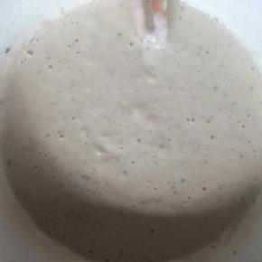 加入适量水，搅拌成面糊。