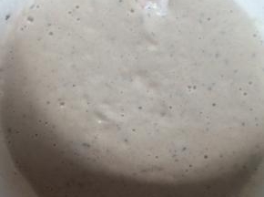 加入适量水，搅拌成面糊。