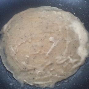 平底锅抹油，舀一勺面糊，小火烙成薄饼。